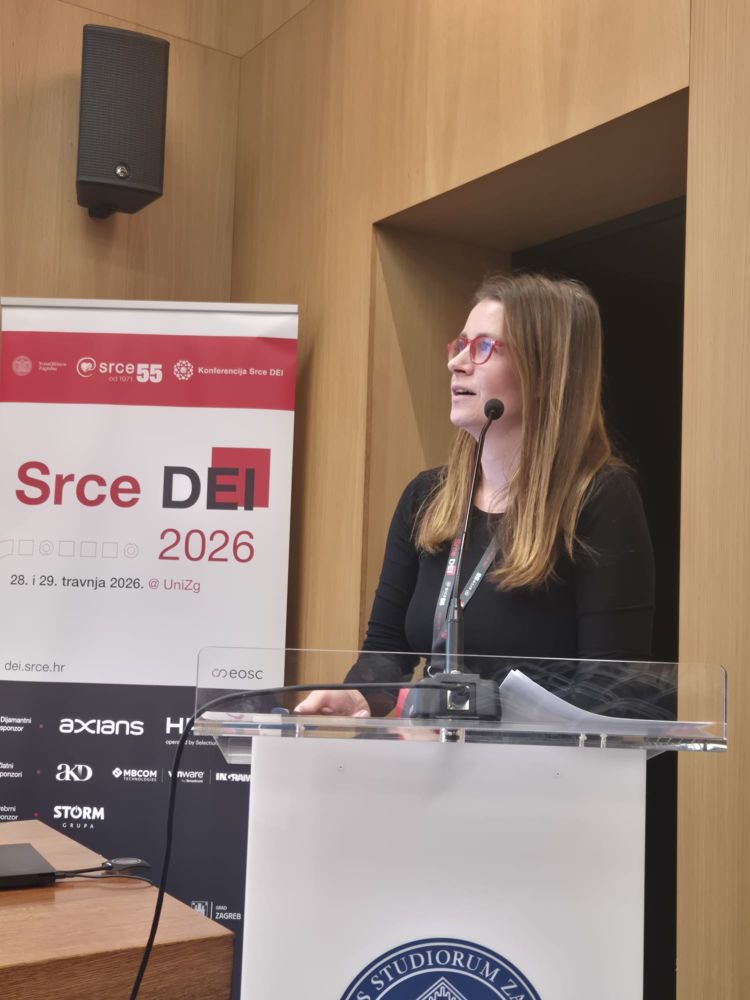 Voditeljica knjižnice na konferenciji...